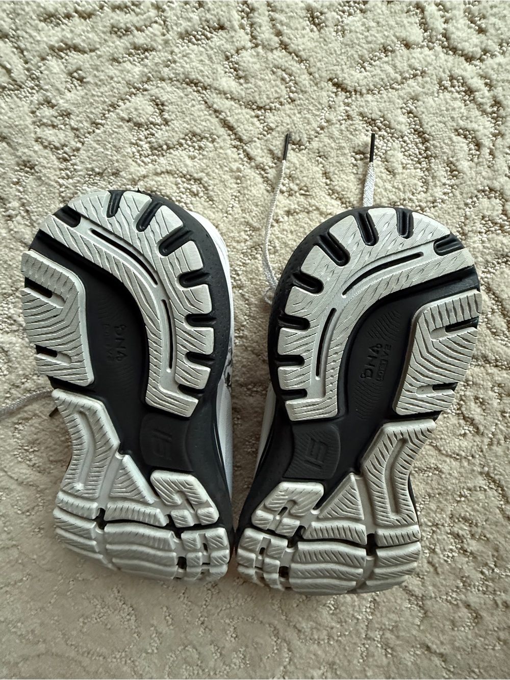Brooks Women’s Size 10 Ghost 15 Running Shoe in White and Black. - Picture 7 of 10